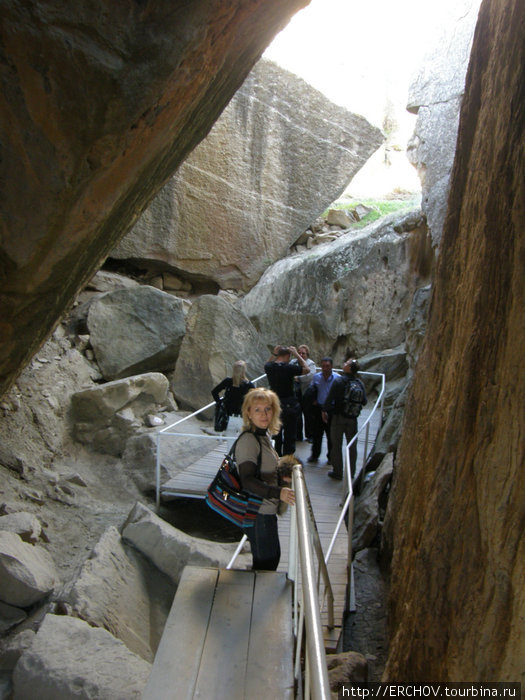 Подобие пещеры из сложенных камней. В древние времена пещера была глубже — грунт нанесло временем. Гобустан, Азербайджан