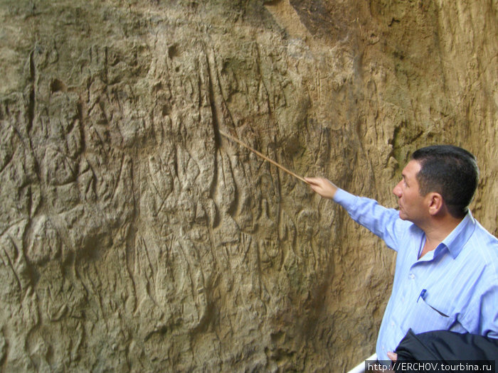 Стена буквально разрисованна древними художниками. Гобустан, Азербайджан