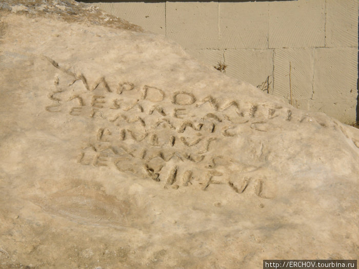 Участок с надписью немного очистили от грязного налёта, дабы она была лучше видна. Гобустан, Азербайджан