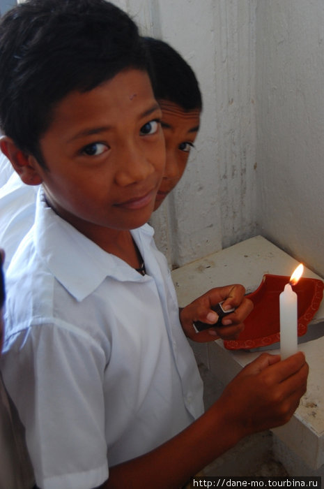 Дети зажигают свечи Неиафу, Тонга