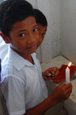 Дети зажигают свечи