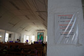 Надпись гласит, что в церкви необходимо выключить мобильный телефон. жевать жвачку тоже запрещено.