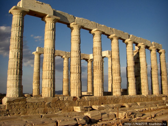На одной из колонн храма Байрон увековечил свое имя. Полуостров Пелопоннес, Греция