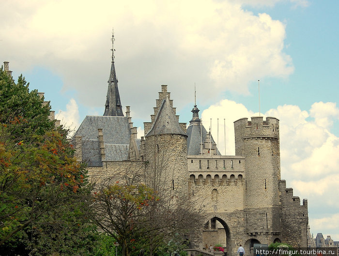 Антверпенскй замок Стен построен в 1520г.на правом берегу Шельды на месте форта постройки 1200-1225гг.В 19-м веке замок был разрушен,но через некоторое время отстроен заново. Антверпен, Бельгия