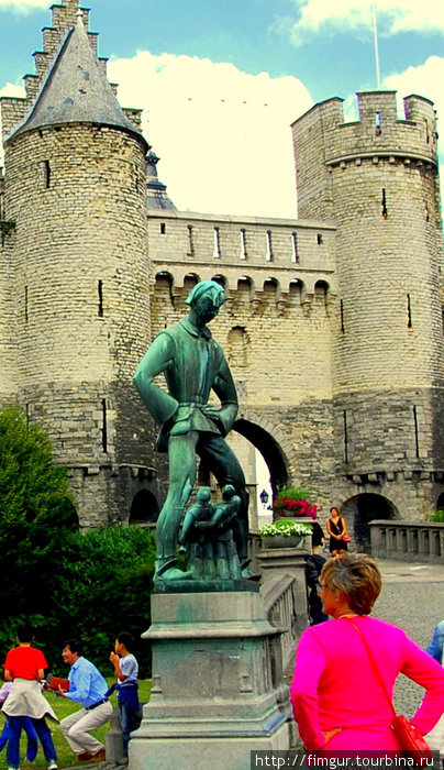 У стен замка в 1963г. установили памятник фольклёрному герою Антверпена-Длинному Вапперу.Легенды о Ваппере восходят к VII-IXвв.