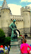 У стен замка в 1963г. установили памятник фольклёрному герою Антверпена-Длинному Вапперу.Легенды о Ваппере восходят к VII-IXвв.
