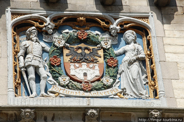 Герб Маркграфов Антверпена на внутренней башне замка. Антверпен, Бельгия