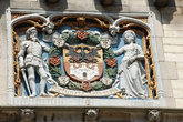 Герб Маркграфов Антверпена на внутренней башне замка.
