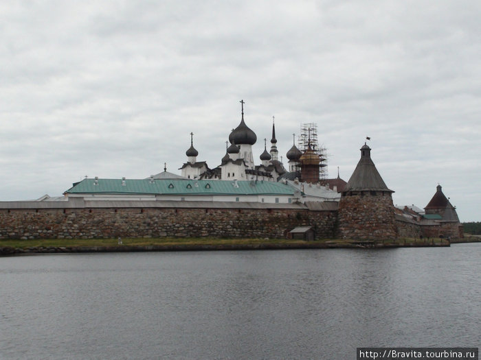 Соловецкий монастырь и Святое озеро Соловецкие острова, Россия