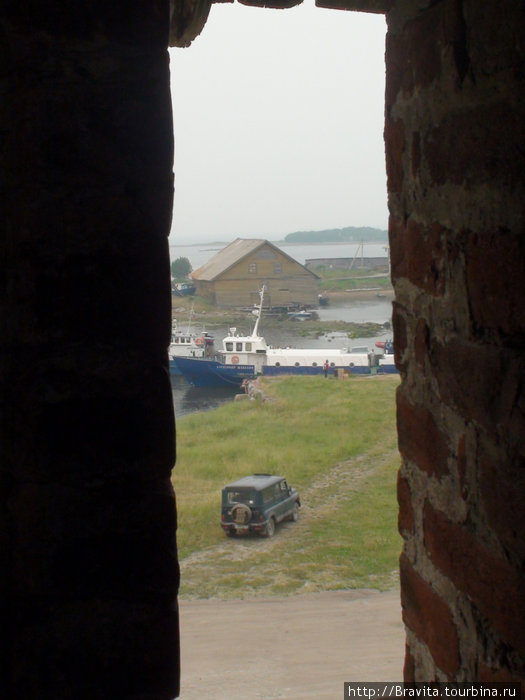 Вид из башни монастыря на поселок Соловецкие острова, Россия