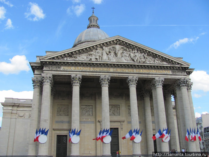 На Пантеоне вывесили флаги Париж, Франция