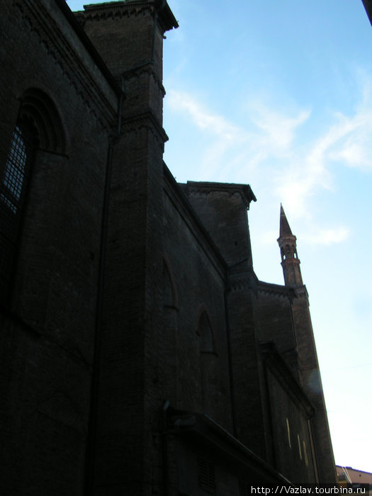 Боковой вид на церковь: снимок фасада, увы, не получился... Пьяченца, Италия