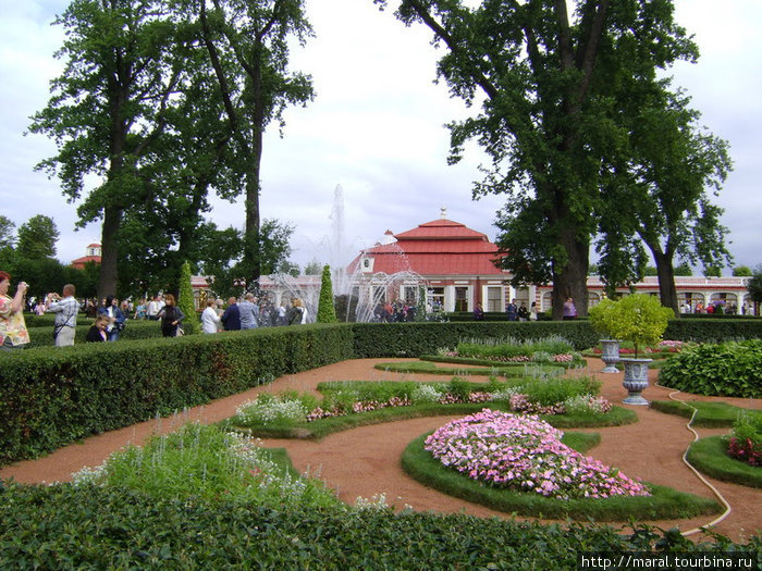 Монплезир («моё удовольствие» по-французски) – дворец с примыкающим к нему садом в восточной части Нижнего парка Петергоф, Россия