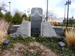Памятник ветеранам войн на берегу реки.