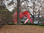 Современная скульптура в парке.