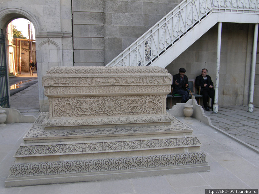 Здесь похоронен человек построивший мечеть. Амираджан, Азербайджан