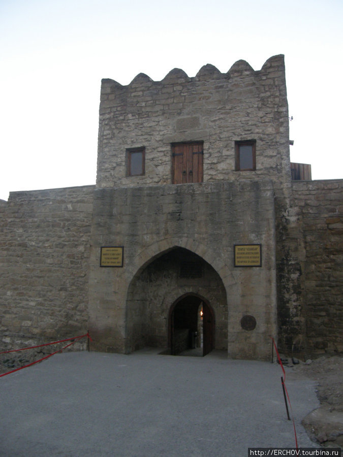 Вход в монастырь огнепоклонников. Сураханы, Азербайджан