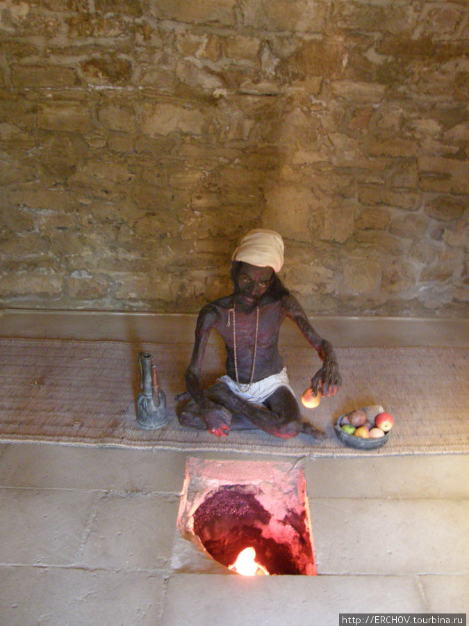 Монах молится, сам не ест, но кормит огонь. Сураханы, Азербайджан