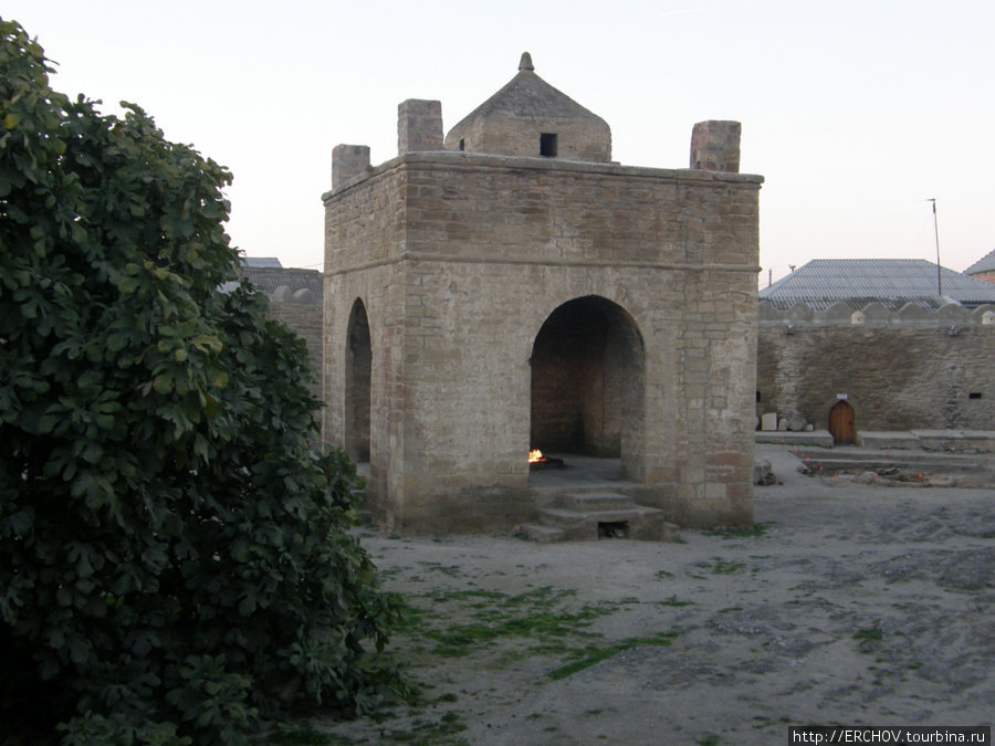 Главный храм в наши дни. Сураханы, Азербайджан