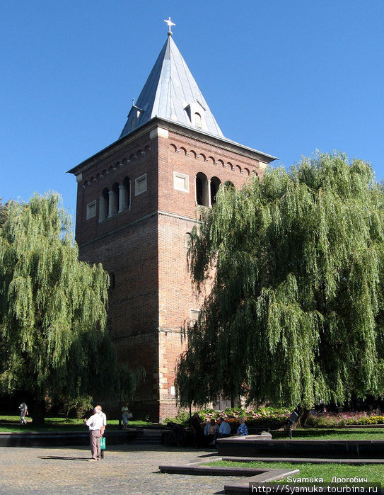 Общий вид башни-звонницы. Дрогобыч, Украина