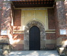 Над входом слева — герб Дрогобыча — девить соляных бочек.
