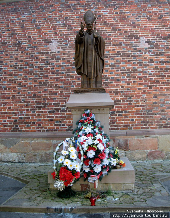 В 2007 году перед входом в храм был установлен и торжественно открыт монумент Папе Римскому Иоану Павлу II. Дрогобыч, Украина