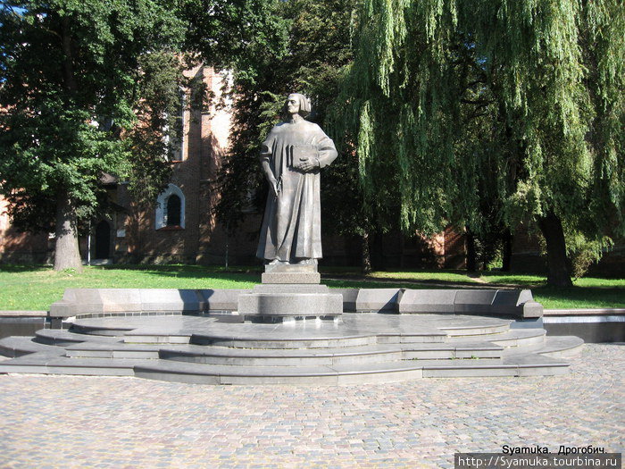 В 1999-м,  рядом с башней-звонницей был поставлен памятник Юрию Дрогобычу — средневековому ученому, ректору университета в Болонье, доктору медицины, учителю Н. Коперника, уроженцу Дрогобыча. Дрогобыч, Украина