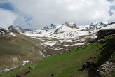 Пасторальная картинка с турецкой яйлы. Зеленая травка, синее небо, заснеженные горы и упитанные барашки.