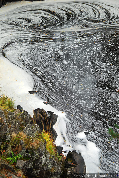 Пена от водопада рисует узоры на воде. Сортавала, Россия