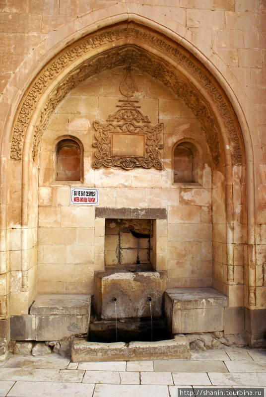 Источник воды во внутреннем дворе дворца Восточная Анатолия, Турция