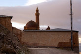 Вид на дворец Исхак-паши со стороны
