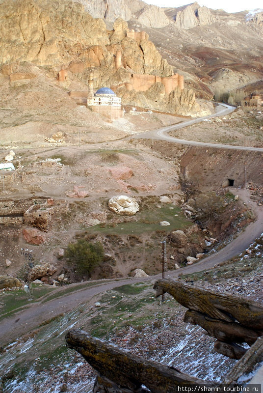 Вид из дворца на крепость Баязит