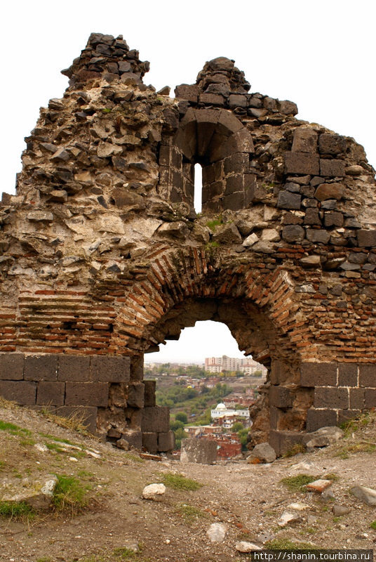 Полуразрушенная башня — одна из 72 башен Диярбакыр, Турция