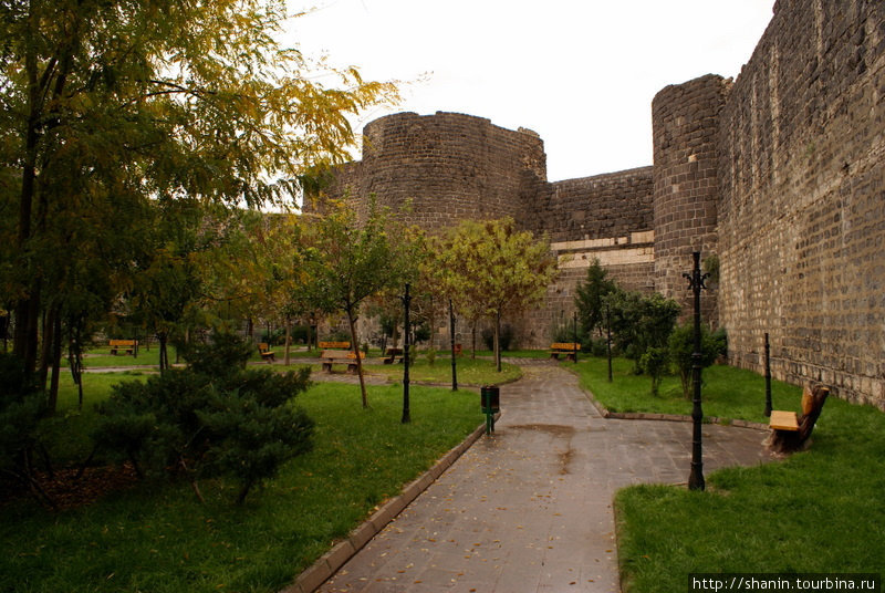 Парк у городской стены Диярбакыр, Турция