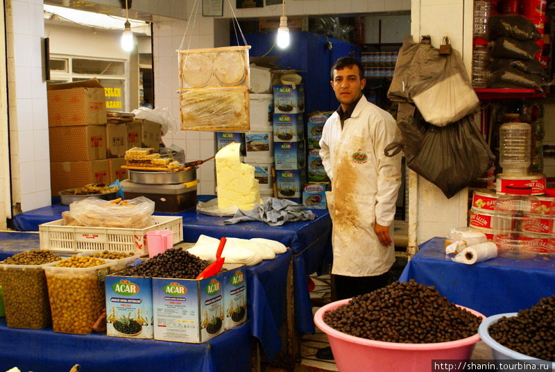 На сырном рынке в Лиарбакыре Диярбакыр, Турция