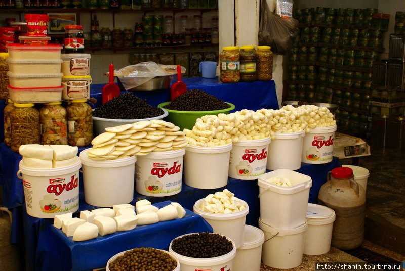 Сыр и оливки на олном прилавке Диярбакыр, Турция