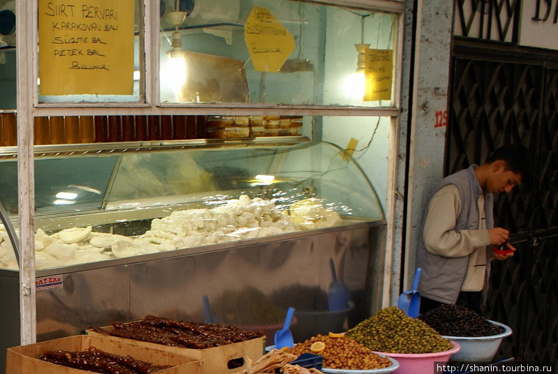 Сыр с медом в одной лавке Диярбакыр, Турция