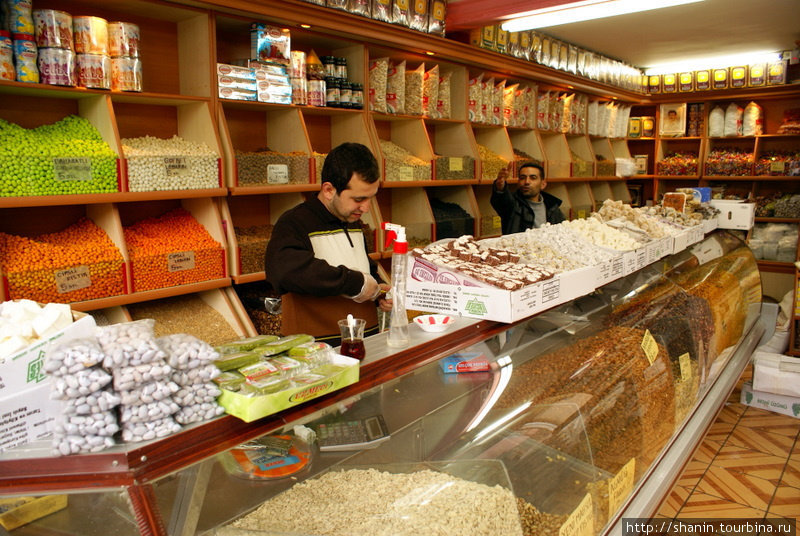 В магазине сухофруктов и орехов Диярбакыр, Турция