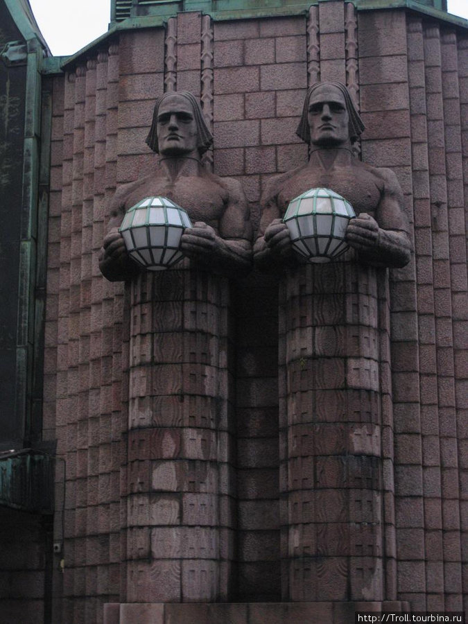 Знаменитые статуи на железнодорожном вокзале Хельсинки, Финляндия