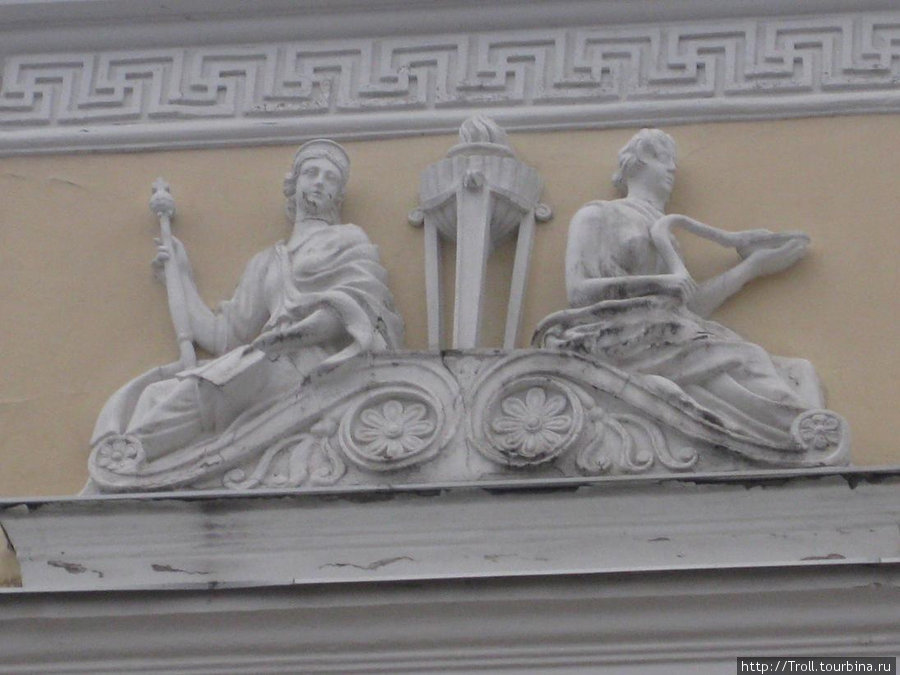 Дамы самого древнегреческого\древнеримского вида, сидят на здании министерства обороны Хельсинки, Финляндия