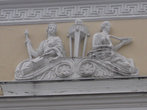 Дамы самого древнегреческого\древнеримского вида, сидят на здании министерства обороны