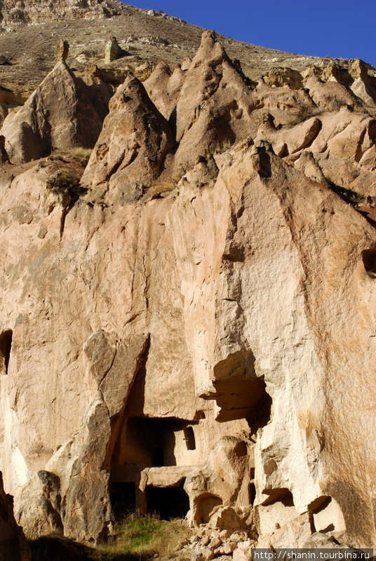 Пещеры в скале Чавушин, Турция