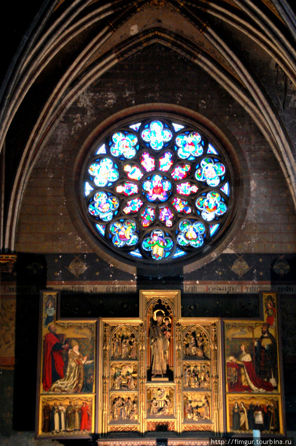 Витраж и резной иконостас со сценами из жизни Христа. Антверпен, Бельгия