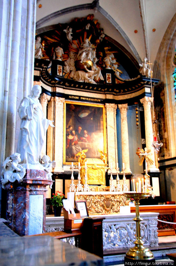 Алтарь собора Богоматери.На заднем плане Золотая скиня в форме ковчега с рельефом библейских сцен. Антверпен, Бельгия