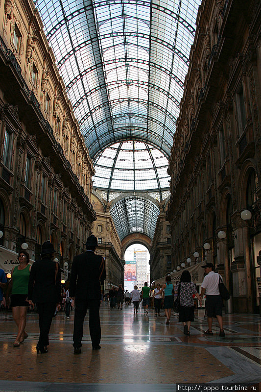 Миланский ГУМ. А если без шуток — Галерея Виктора Эммануила II, в честь которого названа хотя бы одна улица в каждом городе. Милан, Италия