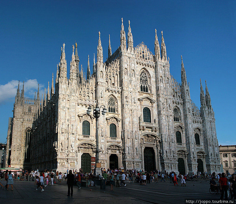 Кафедральный собор в Милане или миланский дуомо. Все главные здания в итальянских городах называются Дуомо, как у нас — Кремль. Милан, Италия