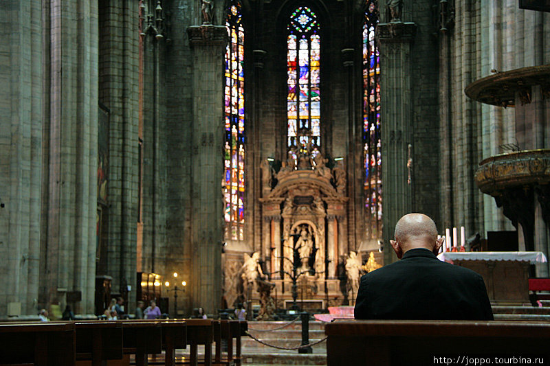 Изнутри похож на собор Святого Витта в Чехии. Милан, Италия