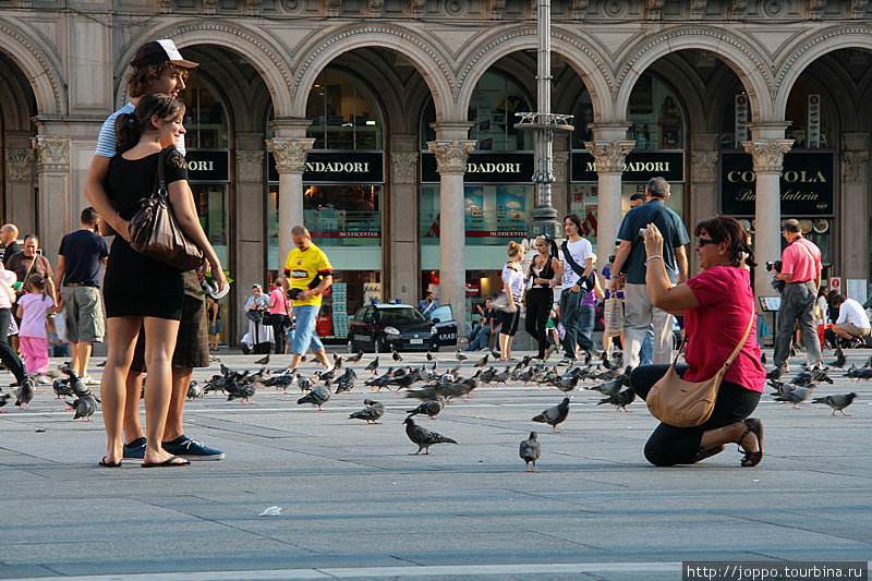 На площади перед собором все фотографируются в окружении одной из главных напастей Италии — голубей. Милан, Италия