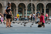 На площади перед собором все фотографируются в окружении одной из главных напастей Италии — голубей.
