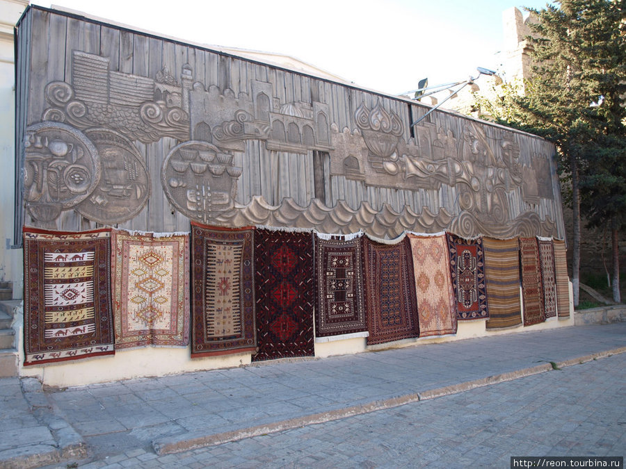 Продажа ковров на улочках Старого города Баку, Азербайджан